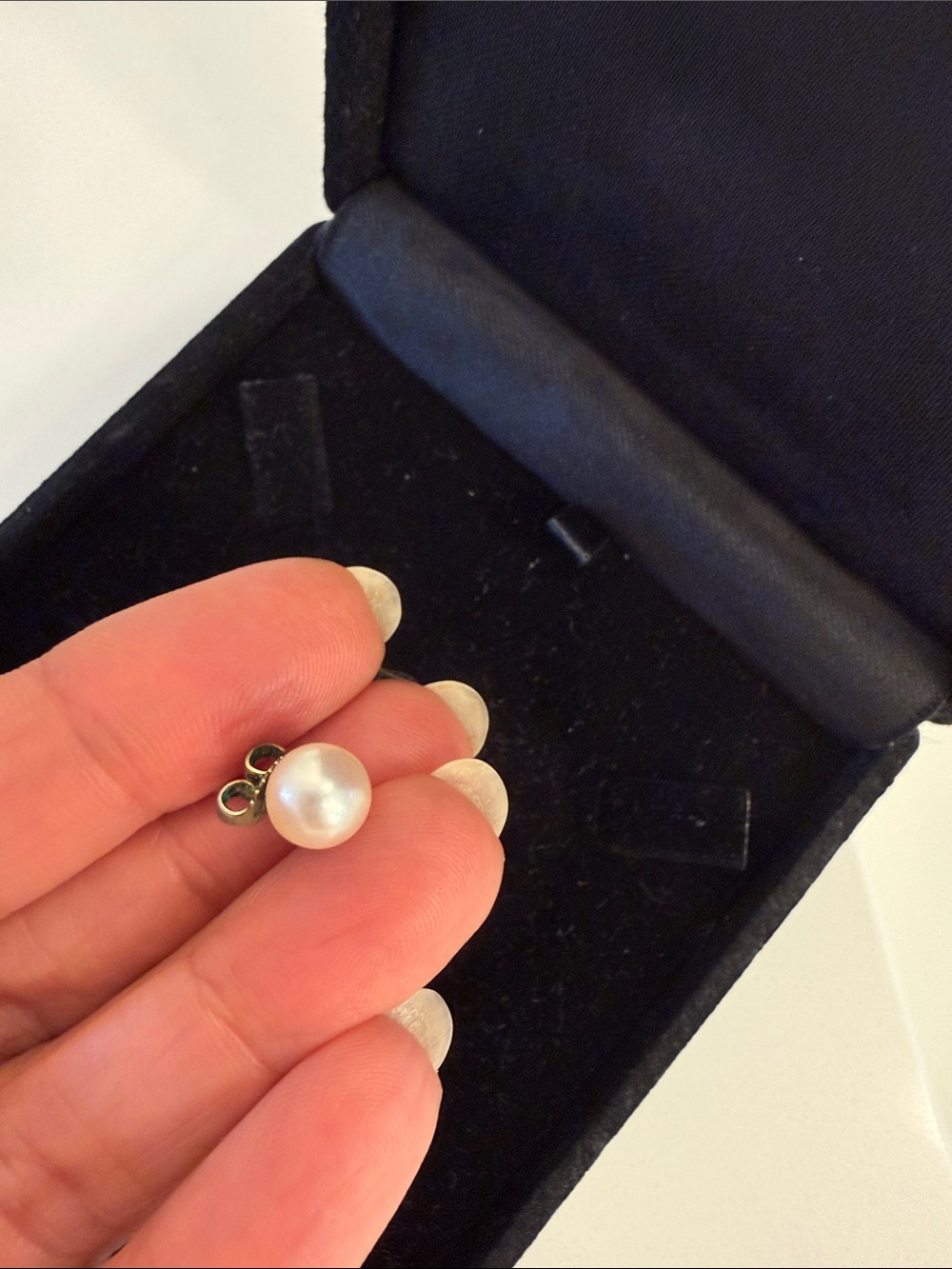 White real Pearl Stud Earring  with Silver Backs